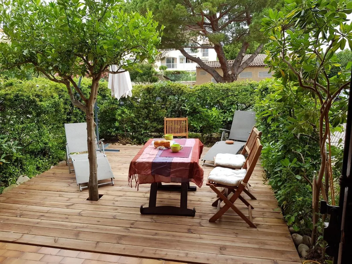 Studio Le Grand Large: Tranquil Port-Side Retreat with Terrace Saint-Mandrier-sur-Mer