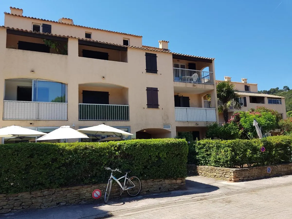 Apartment Studio Le Grand Large: Tranquil Port-Side Retreat with Terrace Saint-Mandrier-sur-Mer