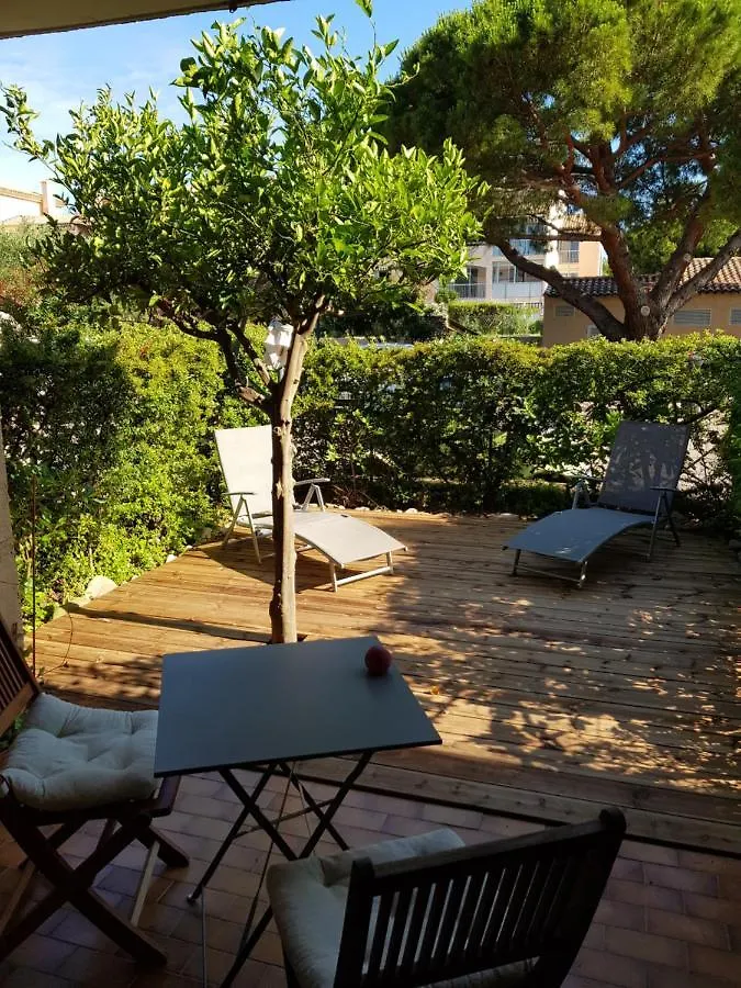 Studio confortable au calme proche du port et de la plage grande terrasse et parking résidence le Grand Large Saint-Mandrier-sur-Mer 0*,  France